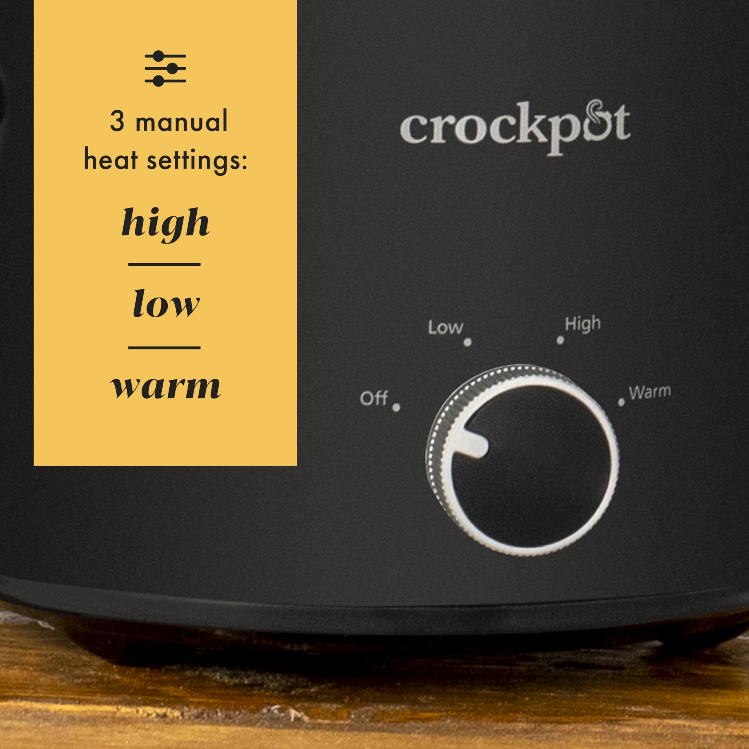 Crock-Pot cerca de manos mostrando tamaño compacto ideal para espacios reducidos