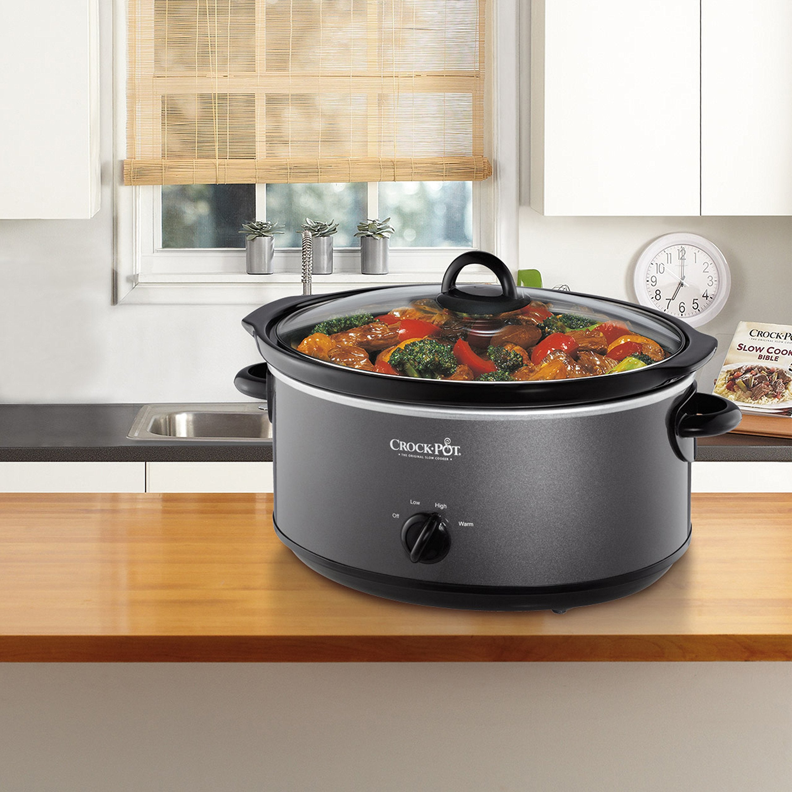 Crock-Pot en uso con estofado casero listo y textura tierna