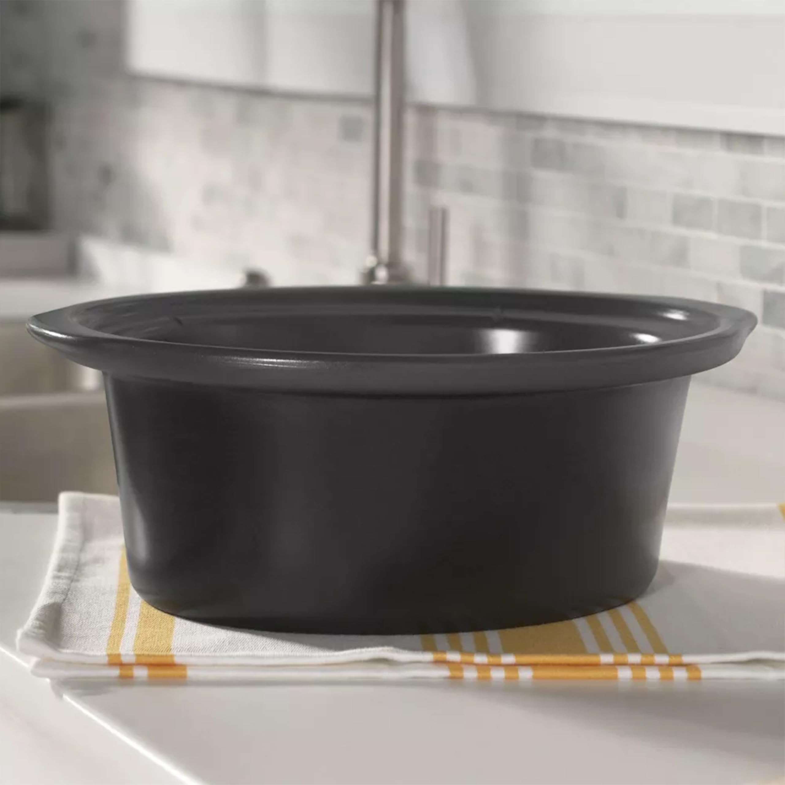Crock-Pot primer plano de controles mostrando ajustes alto, bajo y mantener caliente