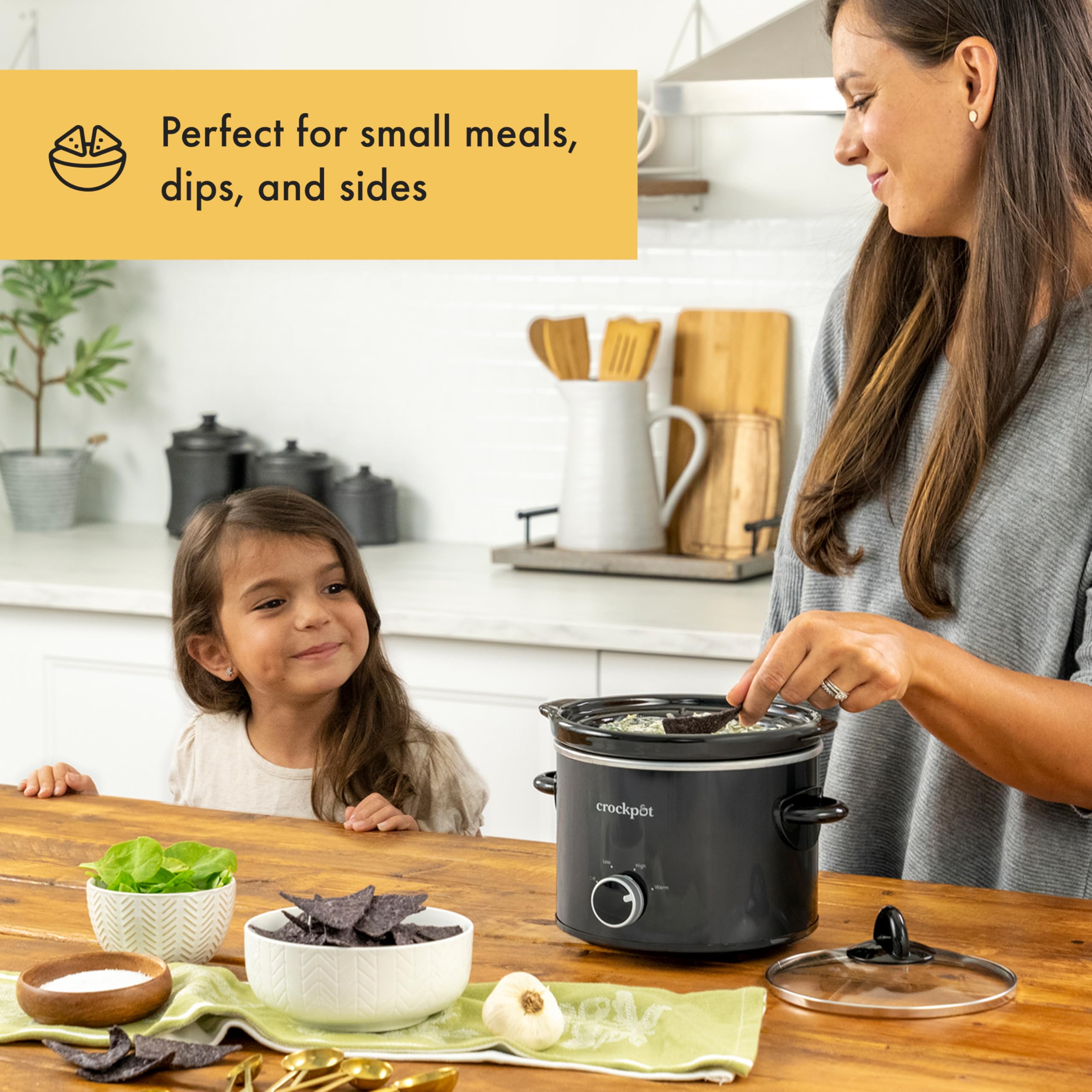 Crock-Pot piedra removible cerámica en primer plano que facilita hornear y servir