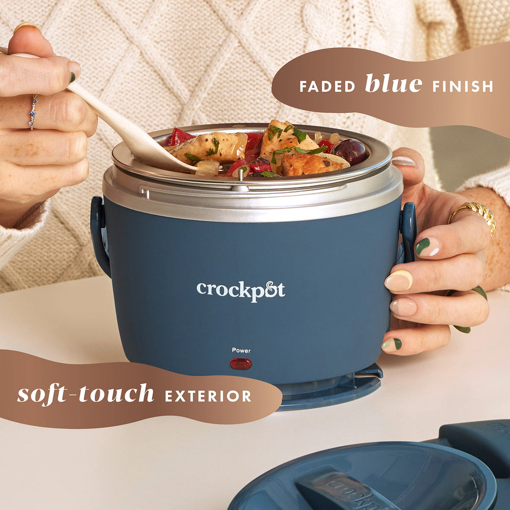 Crock-Pot fiambrera en uso en escritorio de oficina calentando comida casera