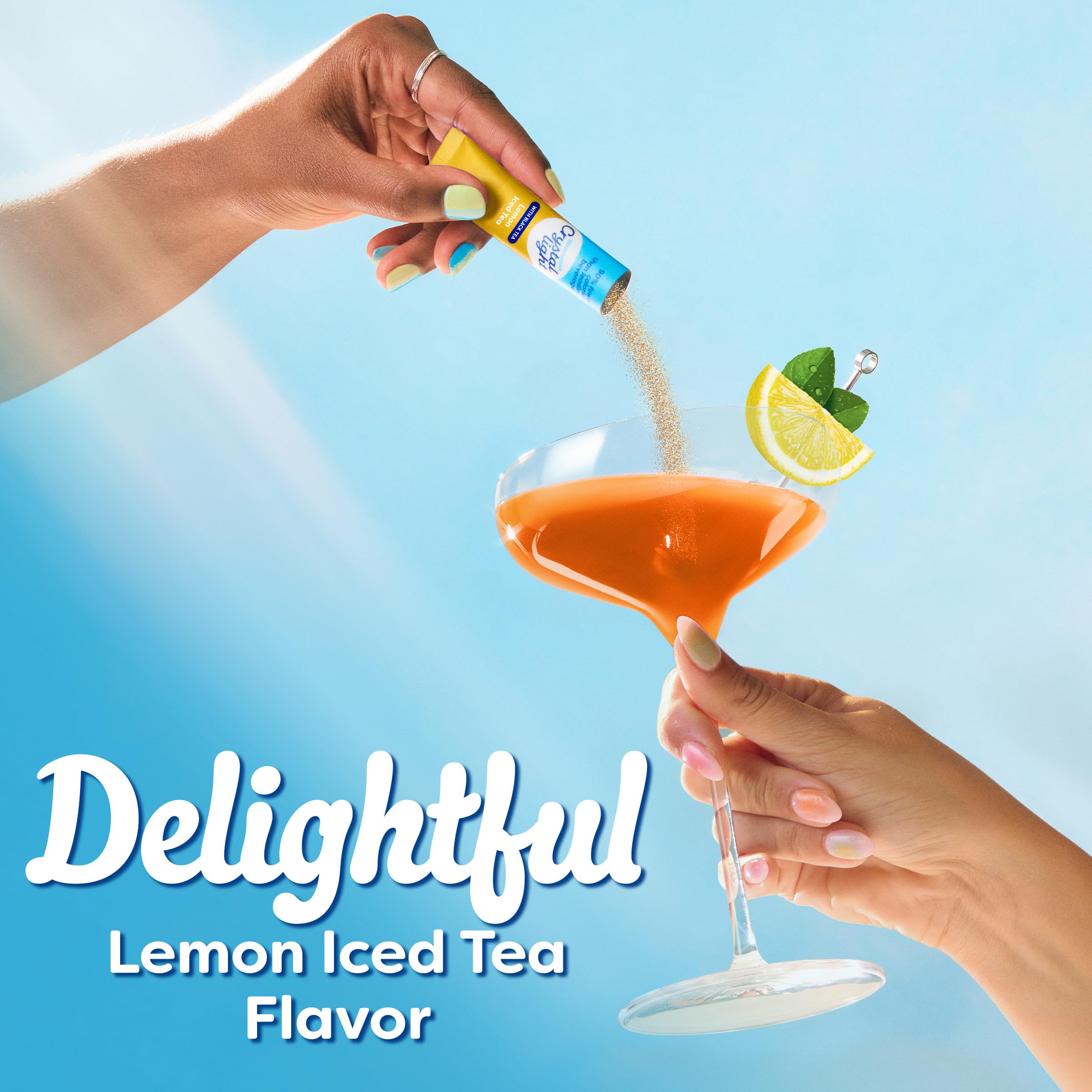 Vaso con hielo y Crystal Light Lemon Iced Tea fresco, Crystal Light aporta refresco bajo en calorías