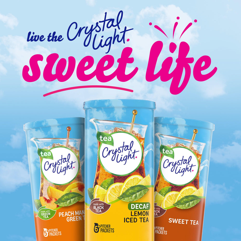 Crystal Light uso en celebración sirviendo varias jarras a invitados