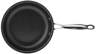 Cuisinart sartén en uso salteando huevos, antiadherente facilita cocción con menos grasa