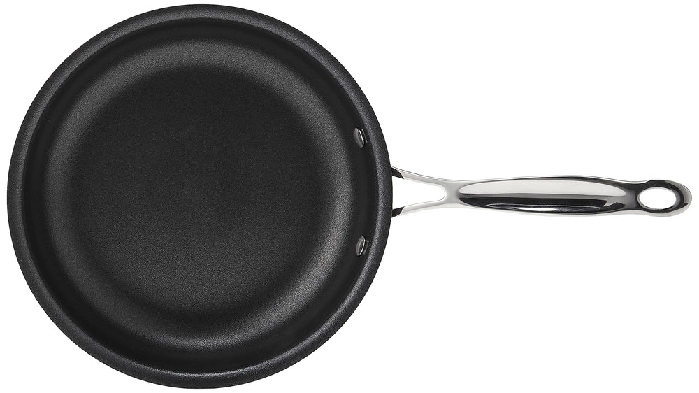 Cuisinart sartén en uso salteando huevos, antiadherente facilita cocción con menos grasa