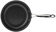 Cuisinart sartén en uso salteando huevos, antiadherente facilita cocción con menos grasa