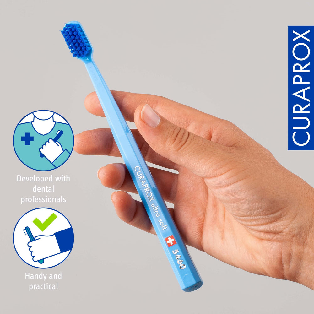 Comparación de tamaño del cabezal del Curaprox con una moneda destacando acceso a zonas difíciles
