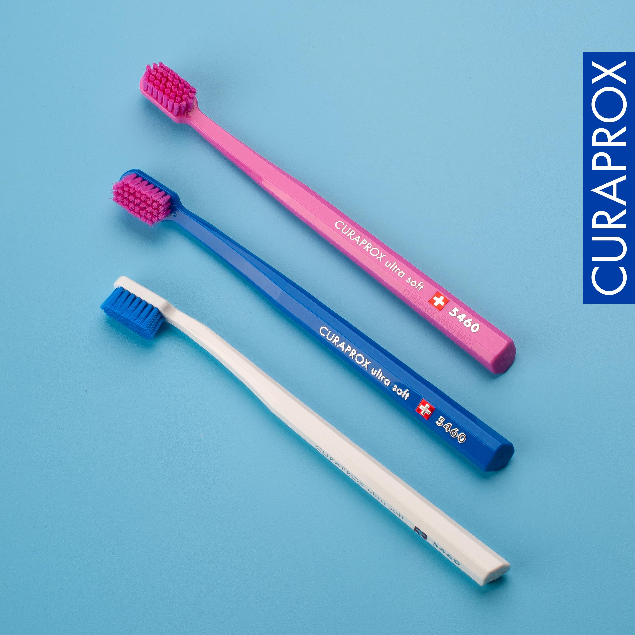 Curaprox comparación de tamaño con un cepillo estándar para alcance mejorado