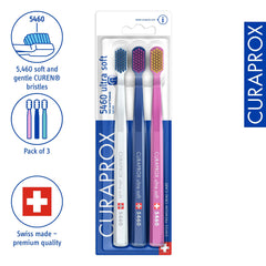 Curaprox cerca de las cerdas CUREN mostrando suavidad y limpieza precisa