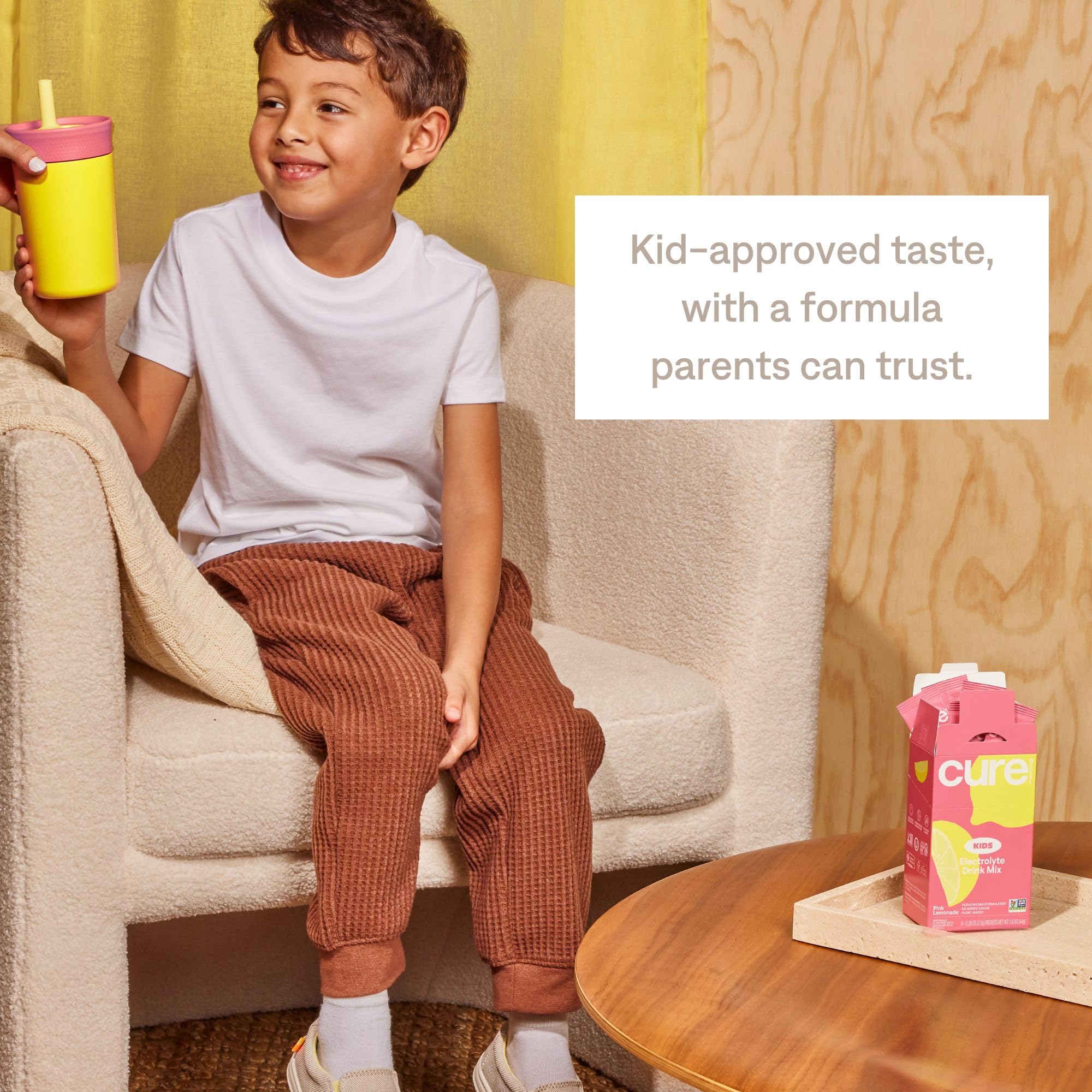 Cure Hydration niños jugando con bebida rosa hidratación segura y sabrosa
