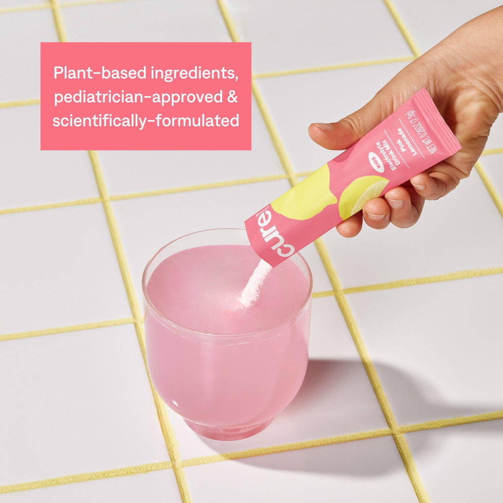 Cure Hydration vaso con bebida rosa preparado para rápida rehidratación