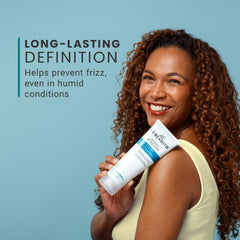 CURLSMITH gel aplicado en cabello mojado para fijación desde el lavado