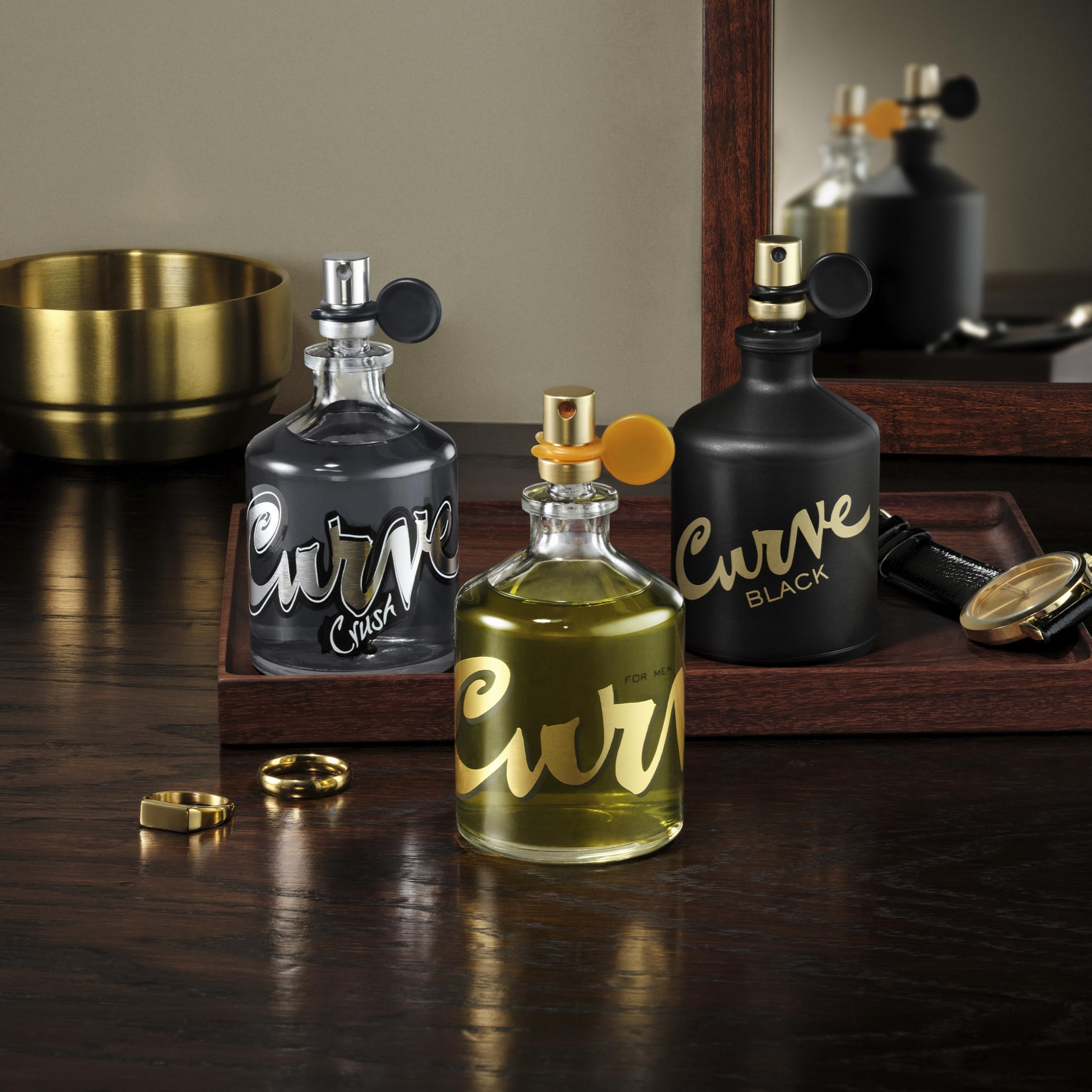 Escena nocturna con frasco Curve sobre mesa, beneficio: idóneo para salidas y ambiente elegante