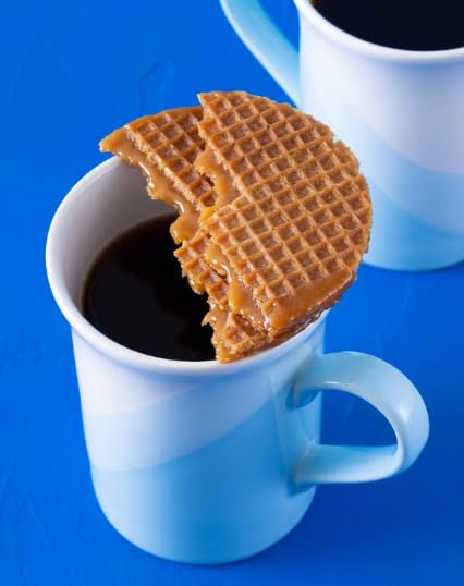 Daelmans galleta en mano para comparar tamaño y porción práctica