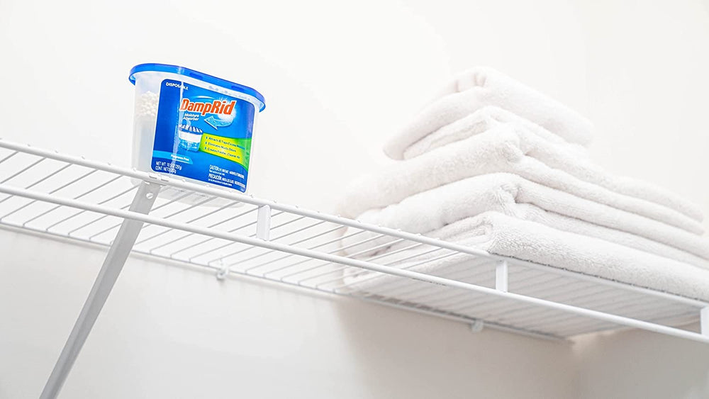 DampRid en baño mostrando control de vapor y aire más fresco