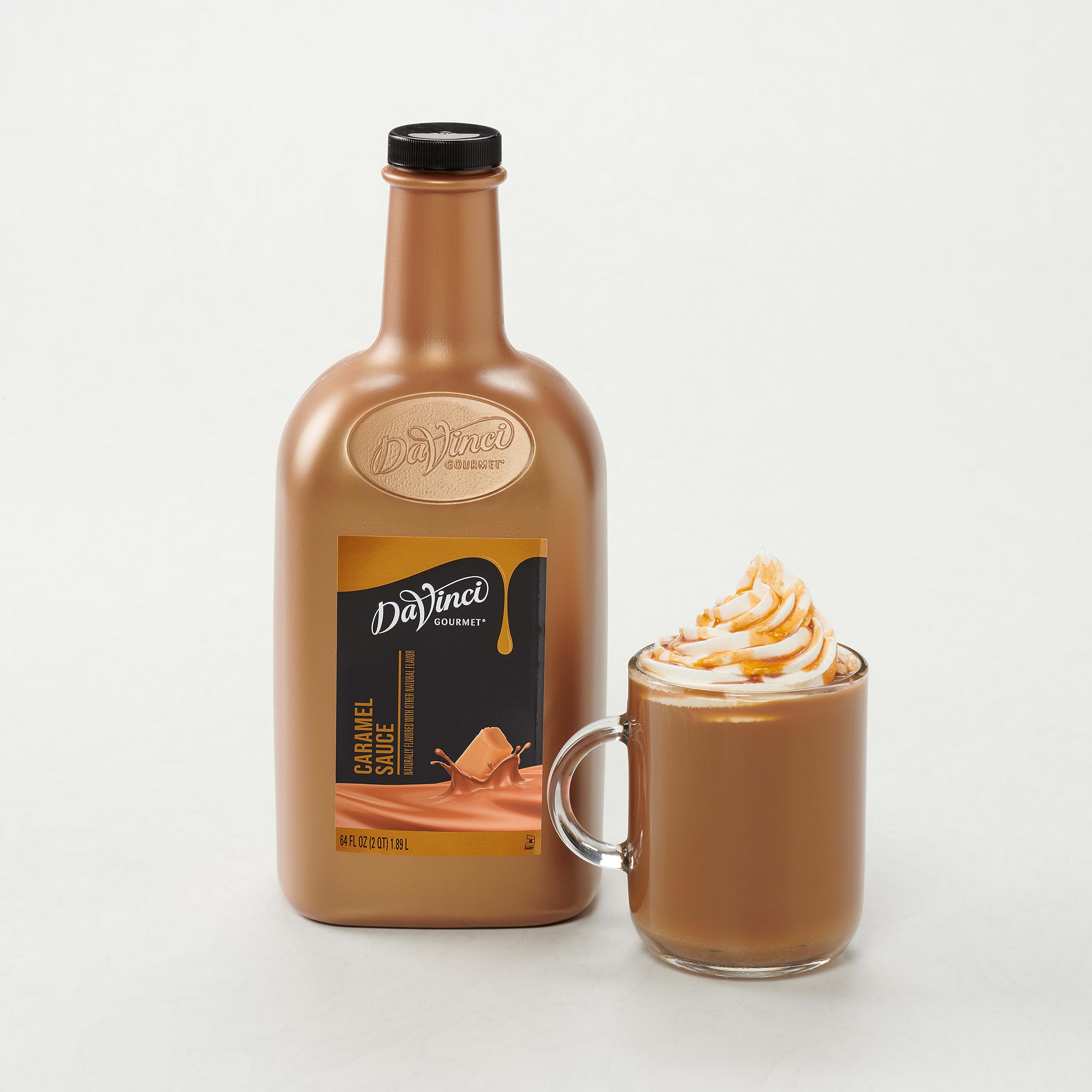DaVinci Gourmet comparación de tamaño 64 fl oz junto a taza para escala de uso