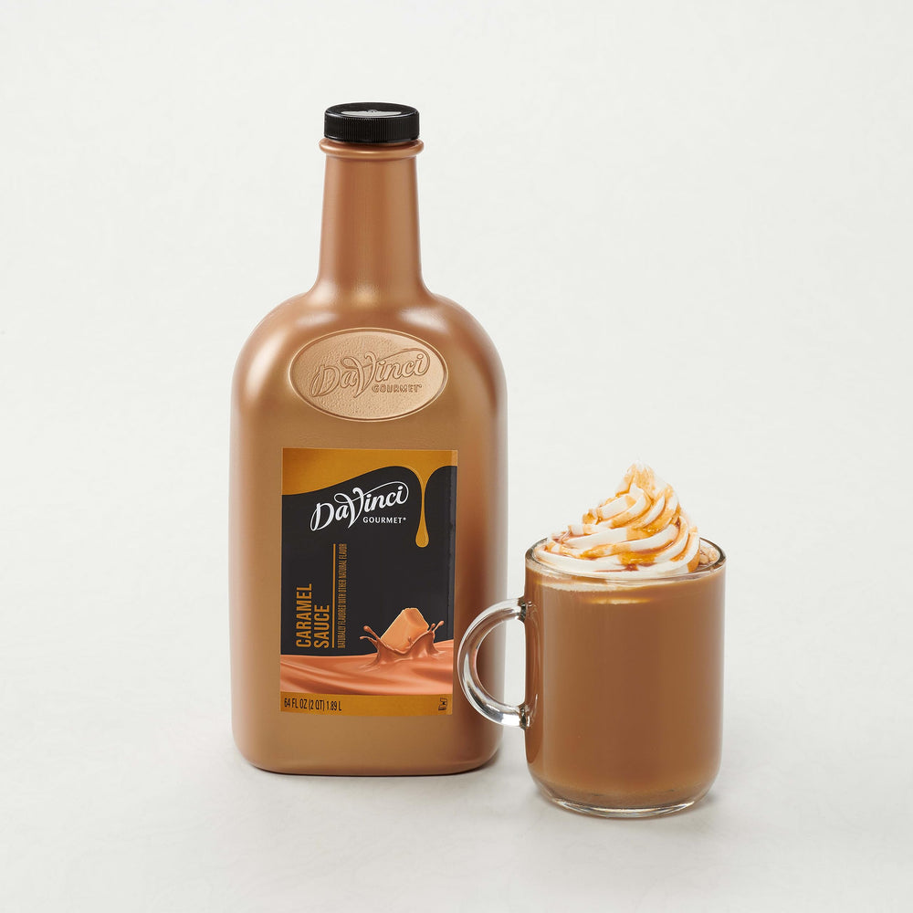 DaVinci Gourmet comparación de tamaño 64 fl oz junto a taza para escala de uso