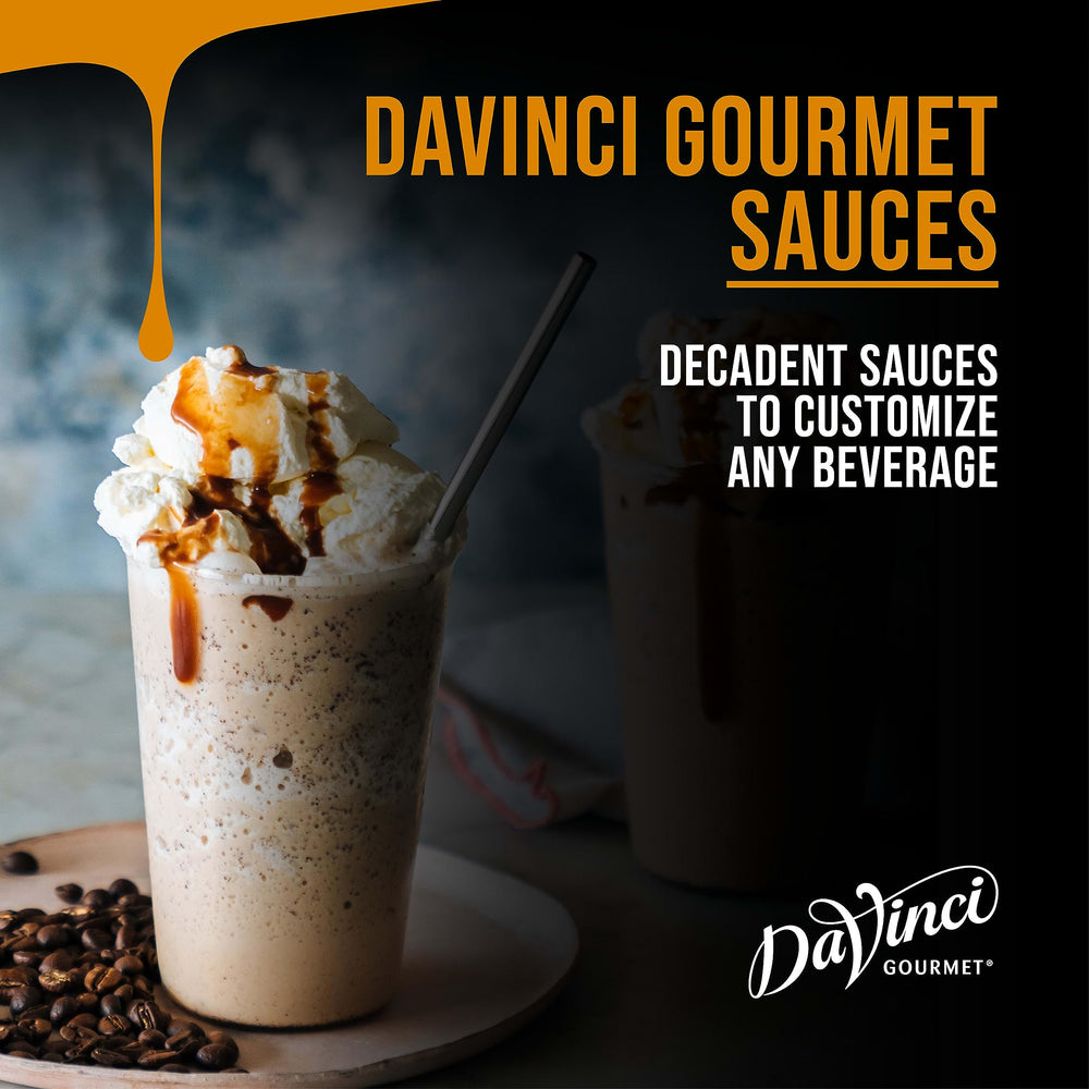 DaVinci Gourmet botella vertiendo en taza de café para sabor intenso sin azúcar