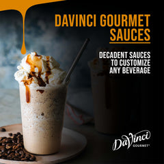DaVinci Gourmet botella vertiendo en taza de café para sabor intenso sin azúcar