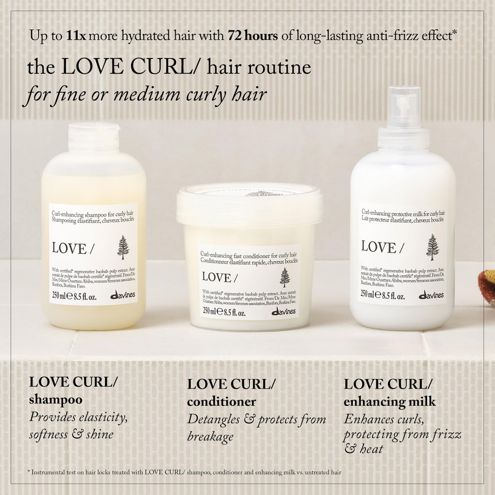 Davines producto sobre estante de baño en ambiente de cuidado diario