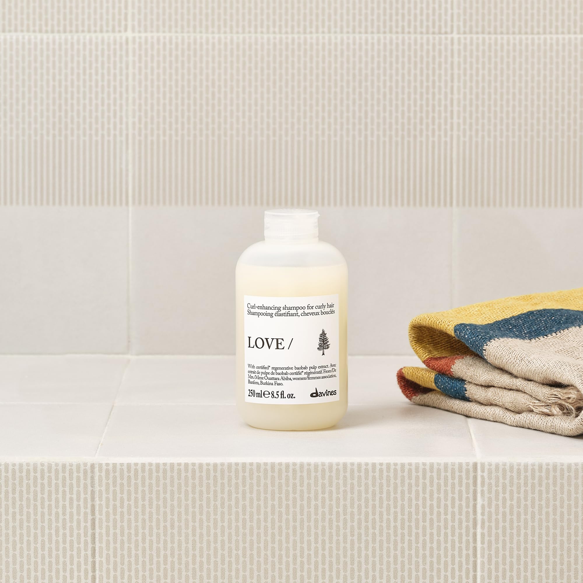 Davines aplicación de espuma en rizos para definición y control