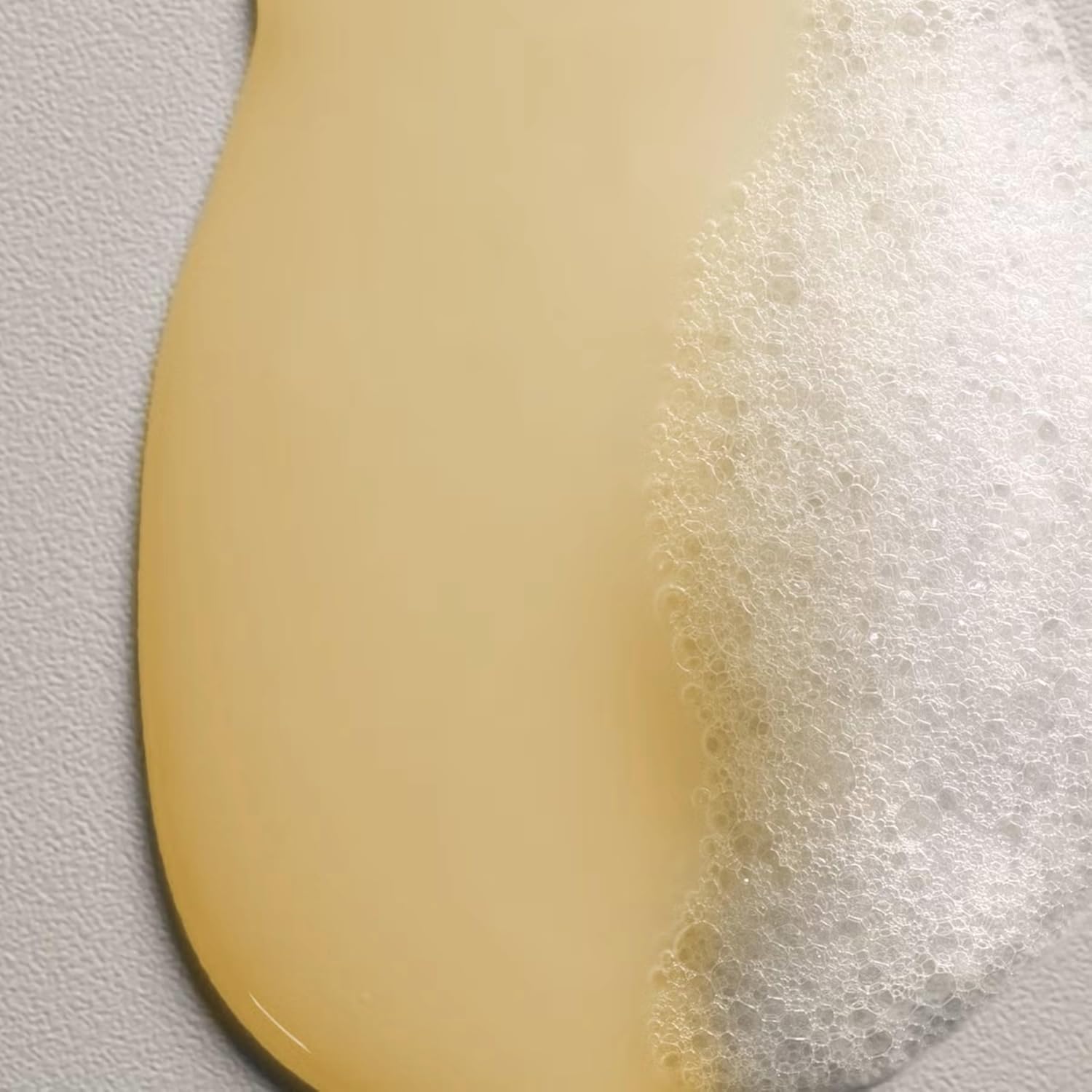 Davines NOUNOU en uso bajo la ducha, demostrando limpieza delicada y espuma