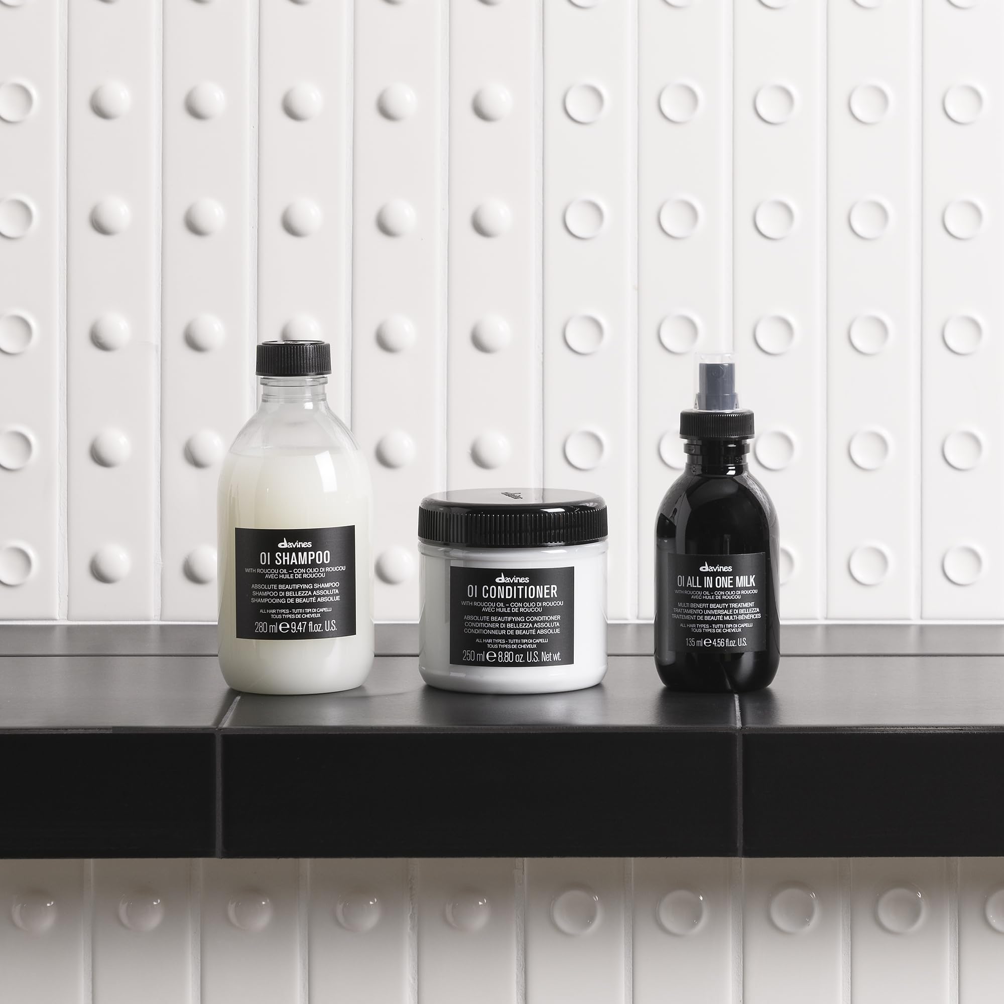 Davines OI Shampoo aplicado en la ducha para sensación refrescante