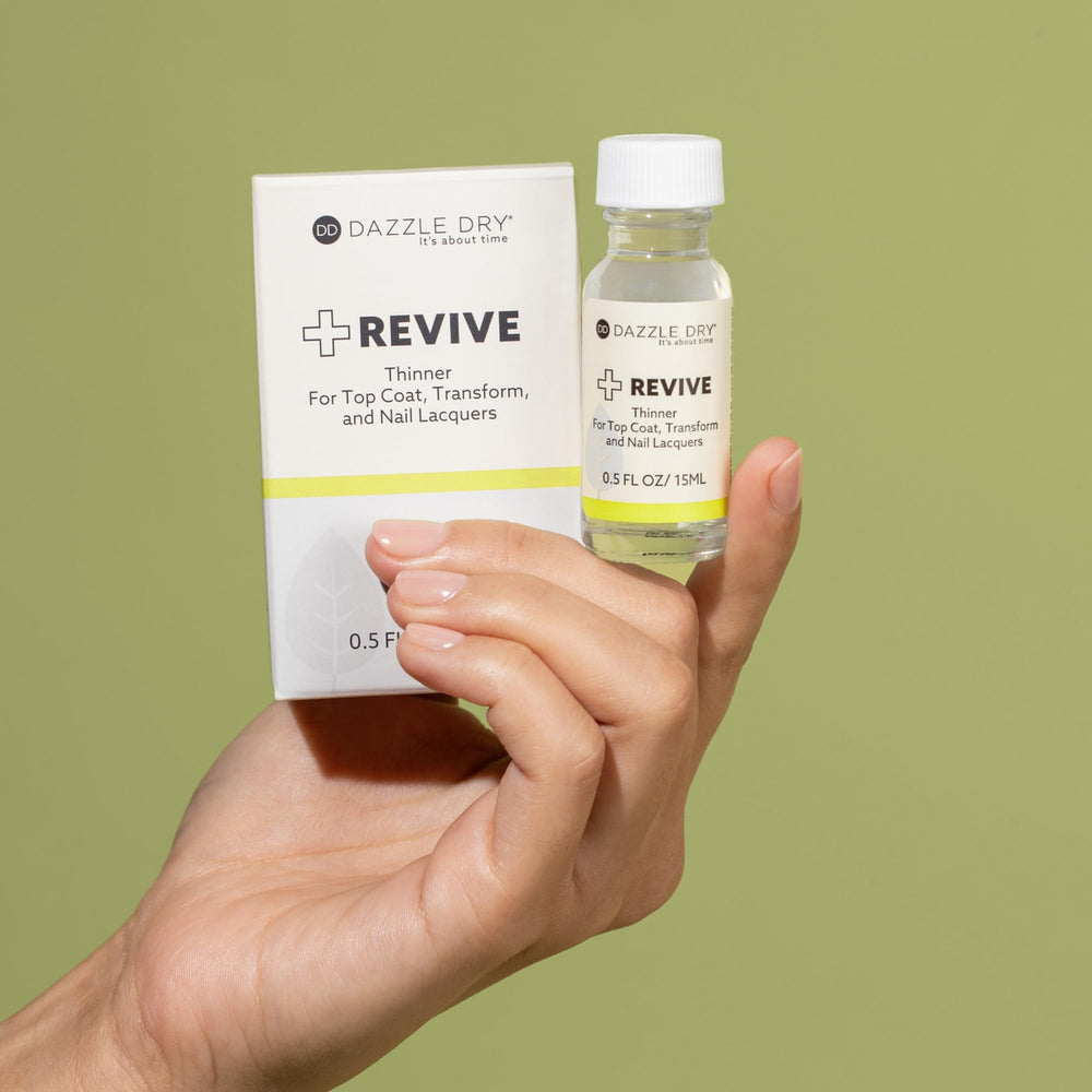 Dazzle Dry uso: añadiendo gotas a una botella de esmalte para recuperar consistencia