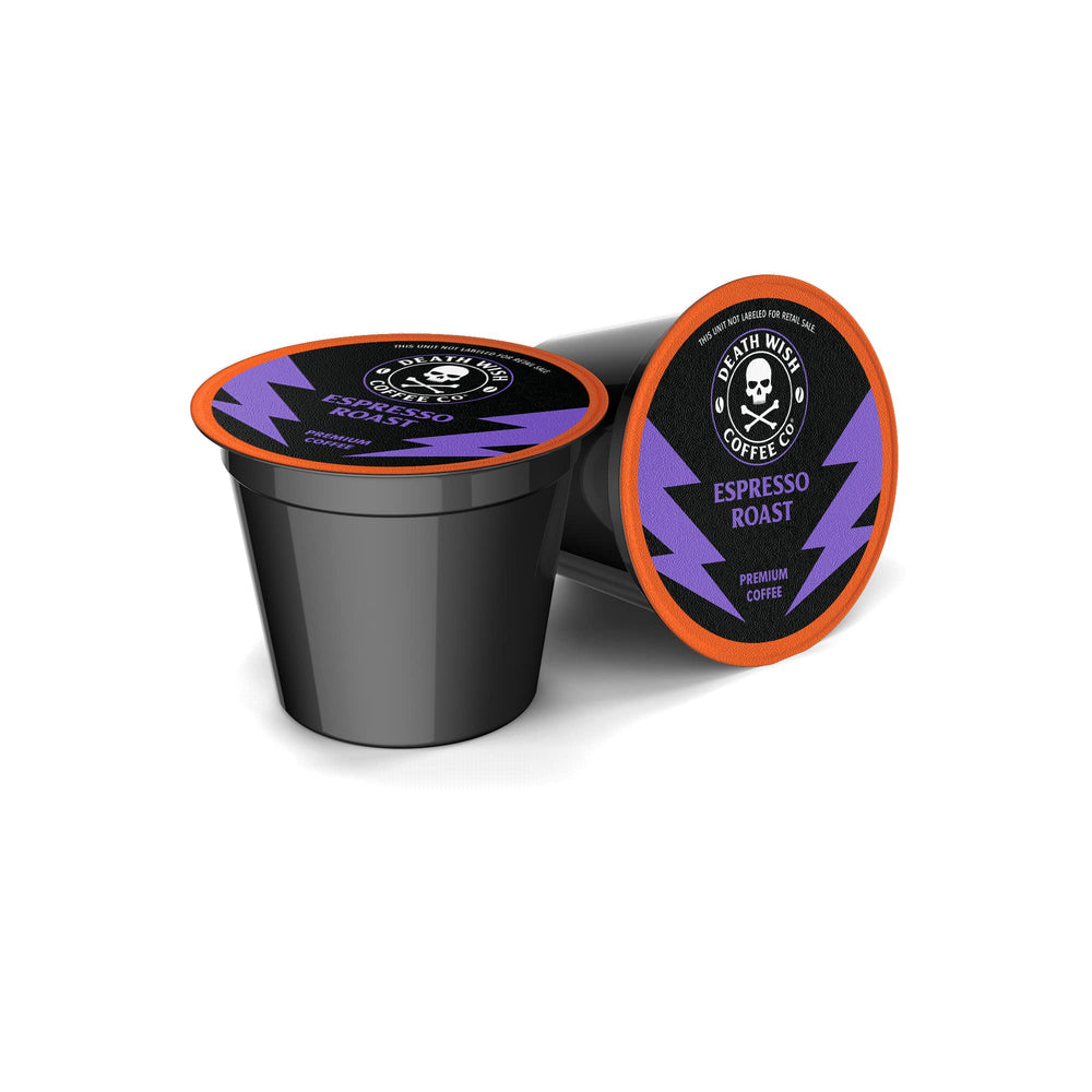 Death Wish Coffee cápsula junto a taza para comparar tamaño y porción