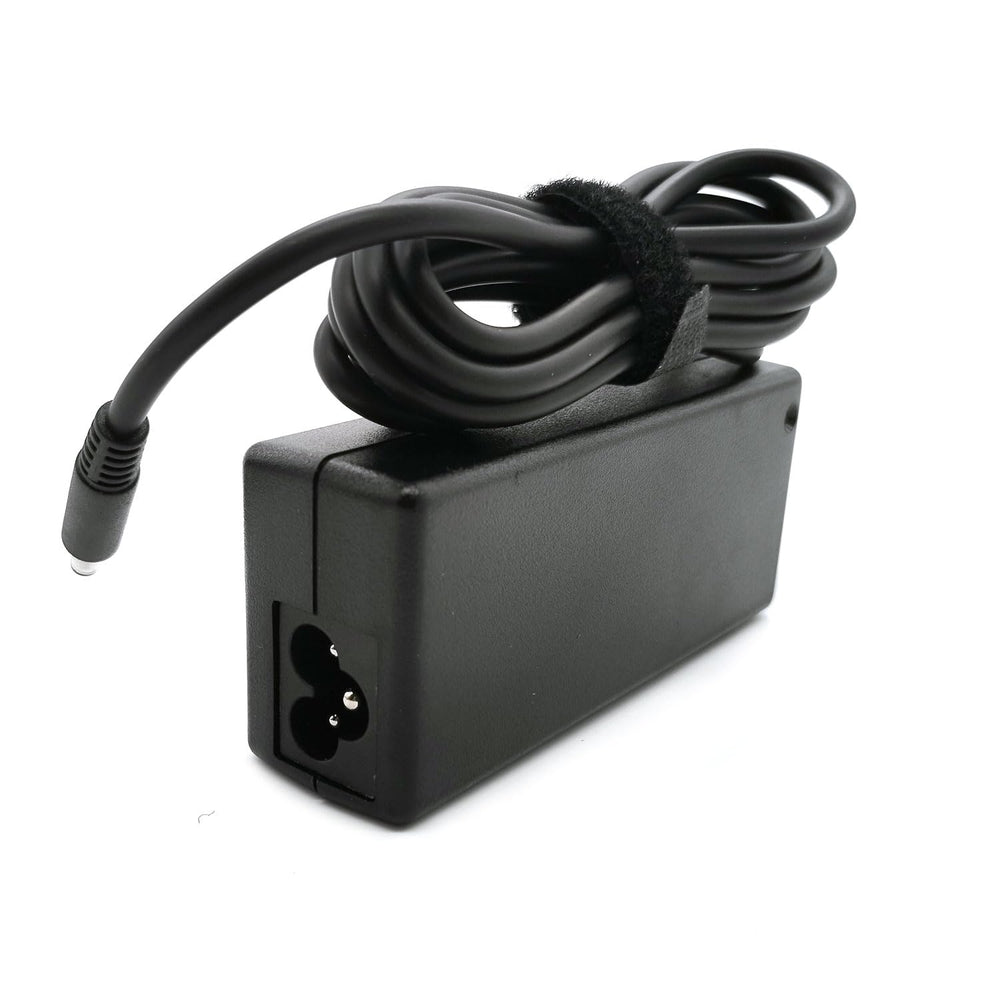 Dell adaptador junto a portátil para comparar tamaño y portabilidad