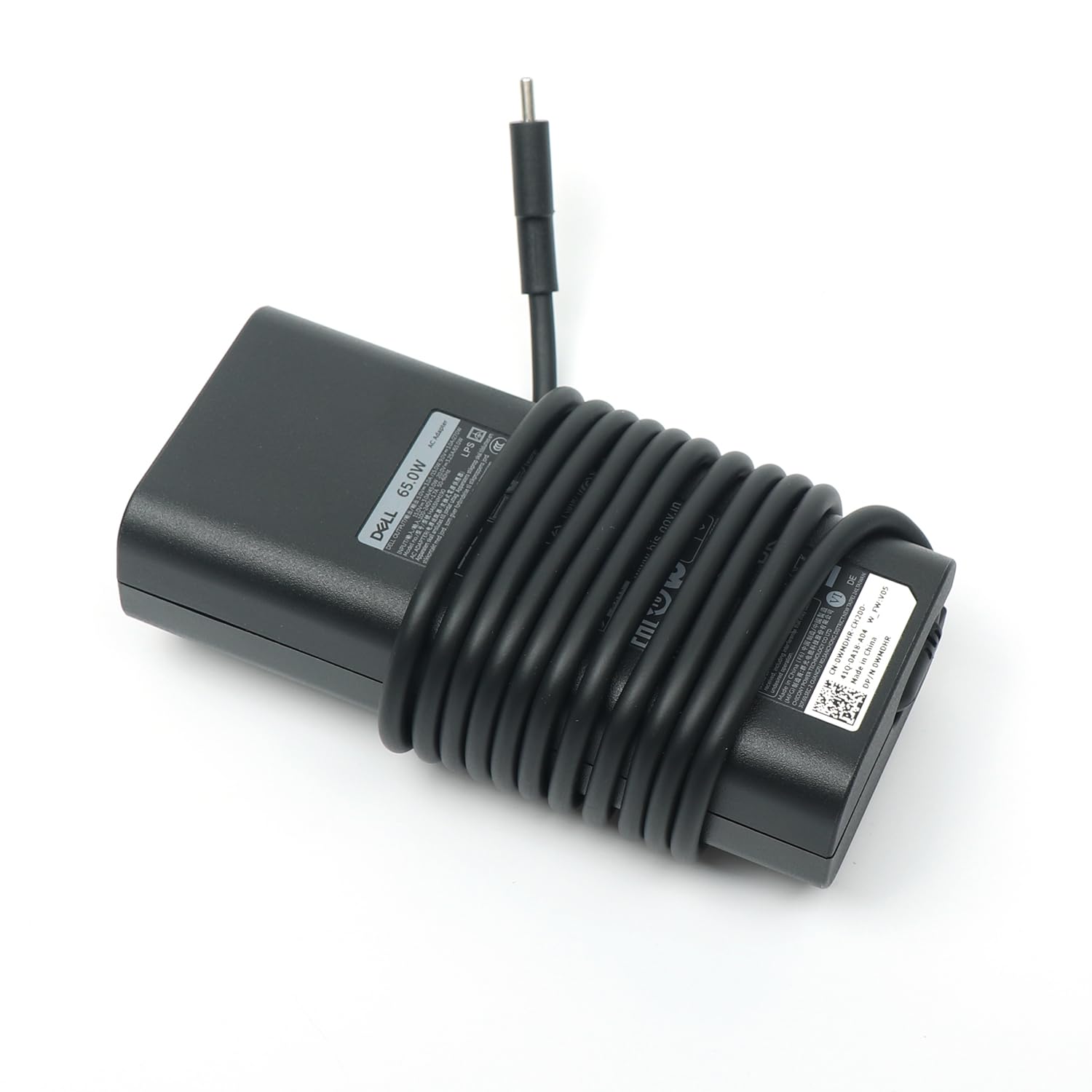Primer plano del conector USB-C Dell asegurando conexión segura y carga estable