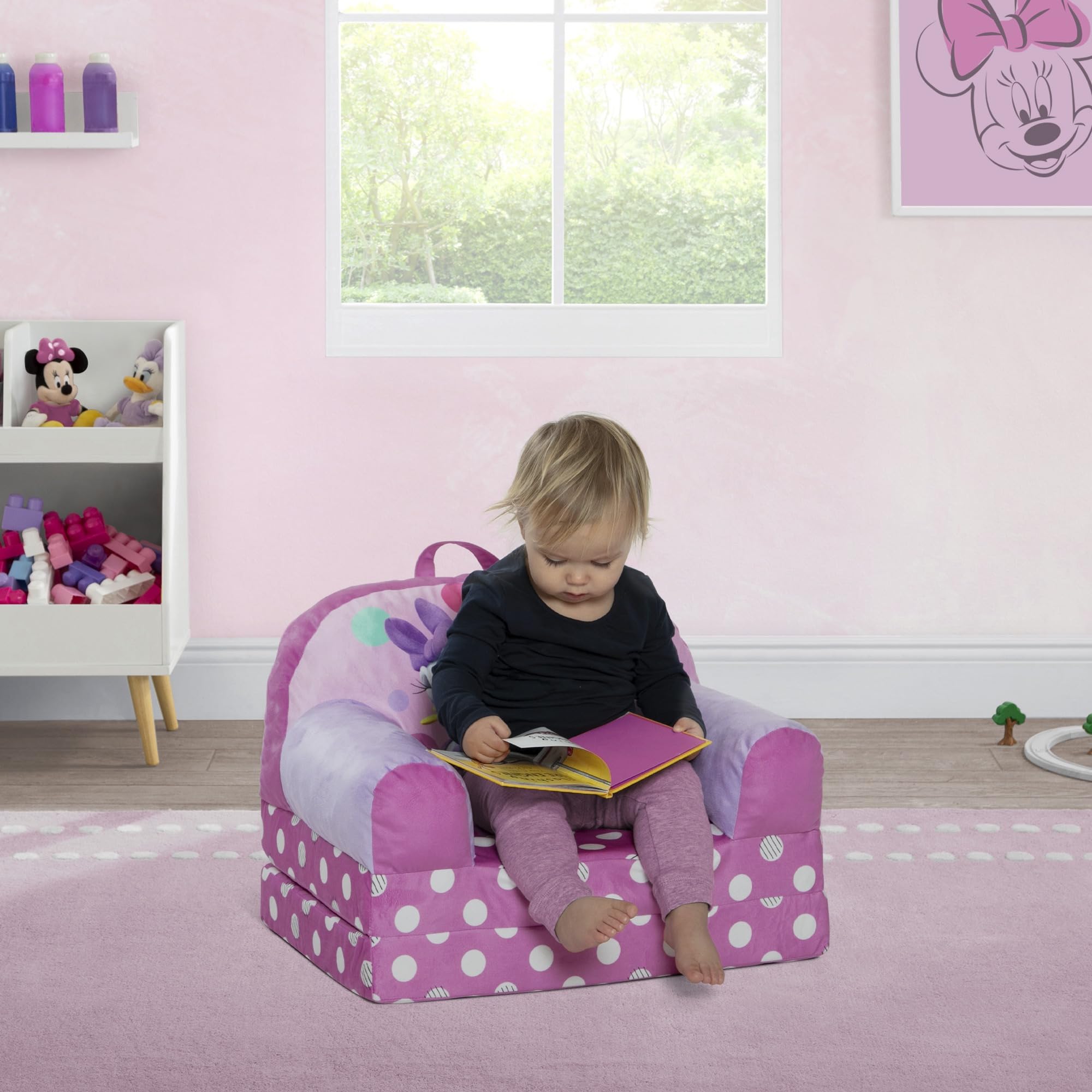 Delta Children sillón Minnie en habitación infantil decorada, aporta estilo y funcionalidad