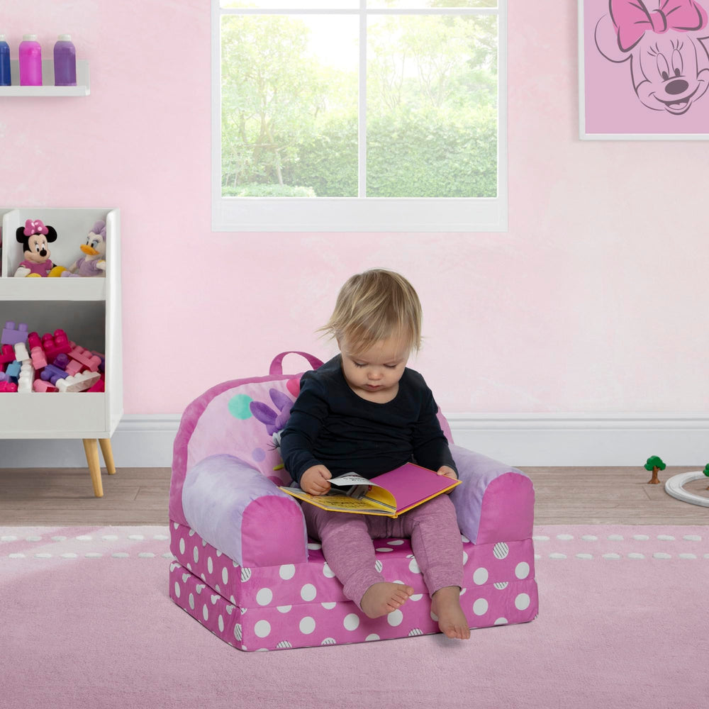 Delta Children sillón Minnie en habitación infantil decorada, aporta estilo y funcionalidad