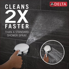 DELTA ducha de mano cromada en primer plano con agarre cómodo y control