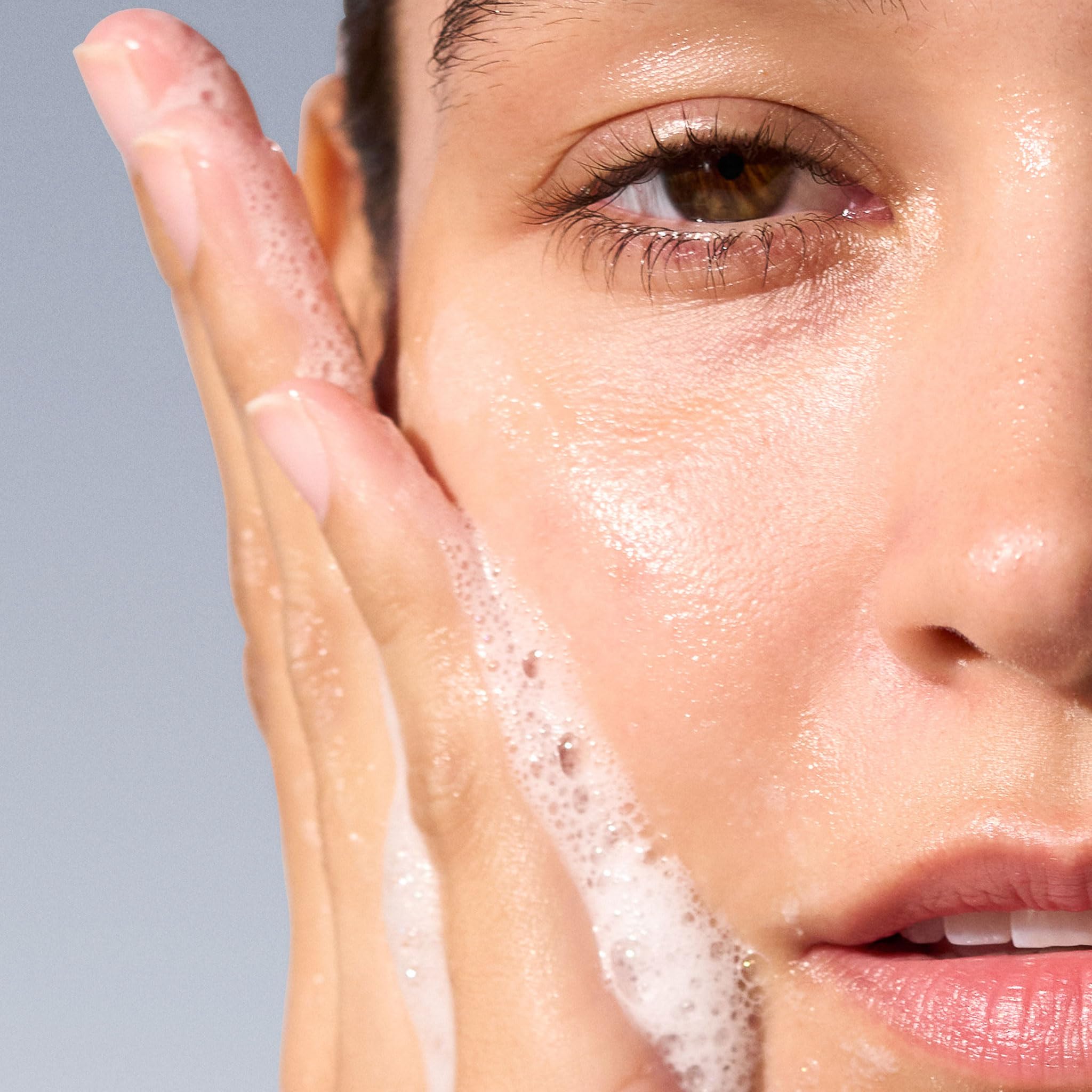 Dermalogica comparación de tamaño con mano para visualizar 250 ml