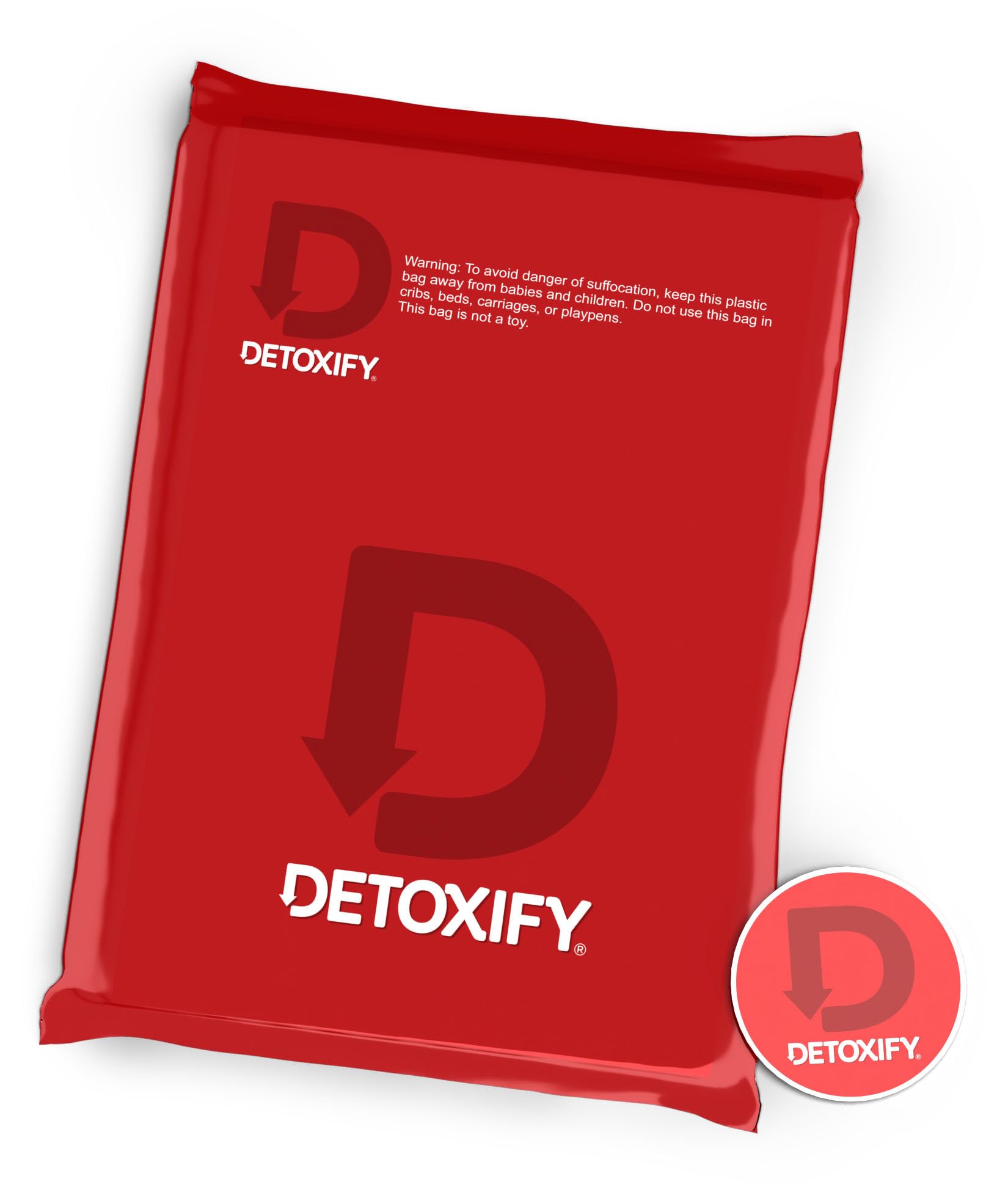 Detoxify botella en mano para comparar tamaño y facilidad de transporte