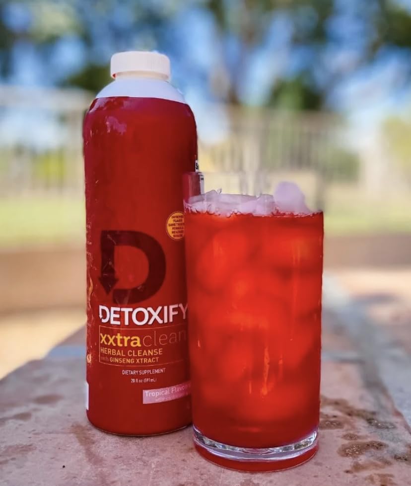 Detoxify producto en mesa de cocina sugiriendo integración en rutina diaria saludable