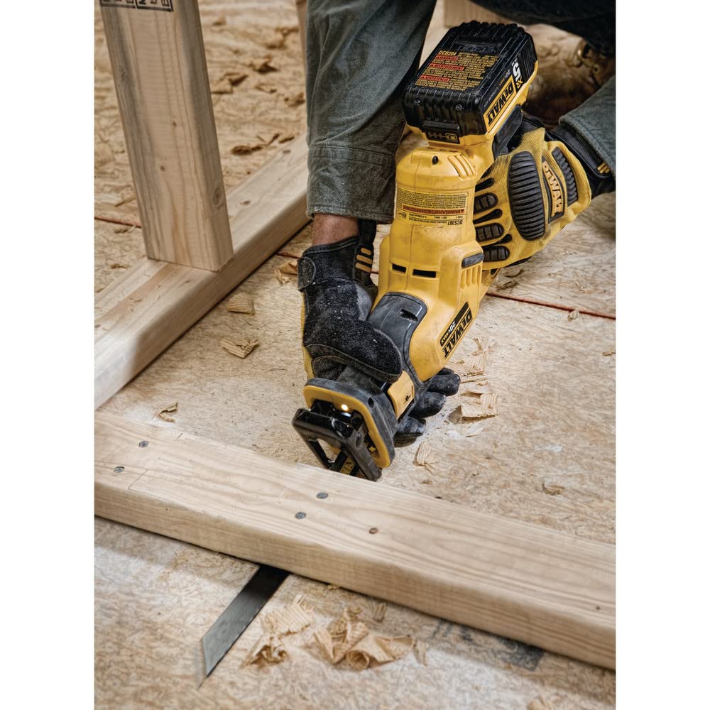 DEWALT DCS387B junto a manos para ver escala y ergonomía