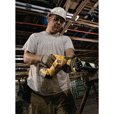 DEWALT DCS387B luz LED encendida para cortes precisos en oscuridad