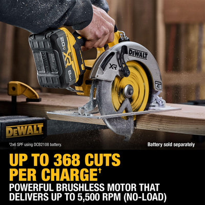 DEWALT DCS590B en obra sobre madera mostrando aplicación real