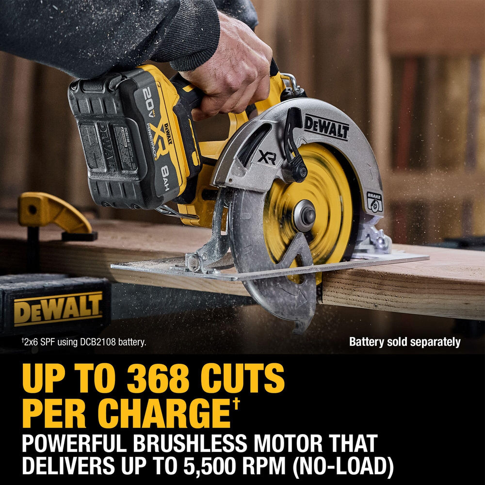 DEWALT DCS590B en obra sobre madera mostrando aplicación real