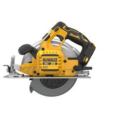 DEWALT DCS590B en uso con una mano para control en corte largo
