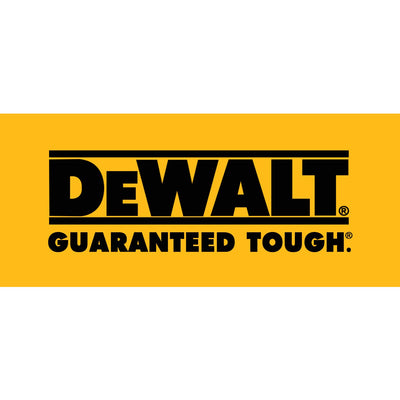 DEWALT aspiradora en taller recogiendo serrín, rendimiento profesional comprobado