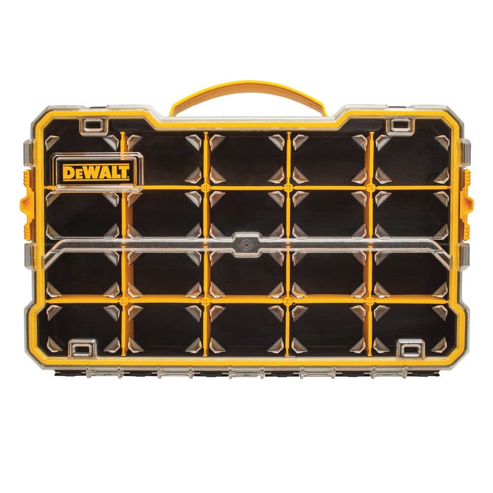 DEWALT caja apilada en obra junto a otras unidades, almacenamiento eficiente
