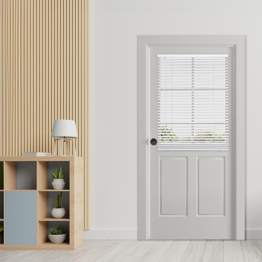 DEZ FURNISHINGS persiana frontal montada en puerta metálica, privacidad inmediata