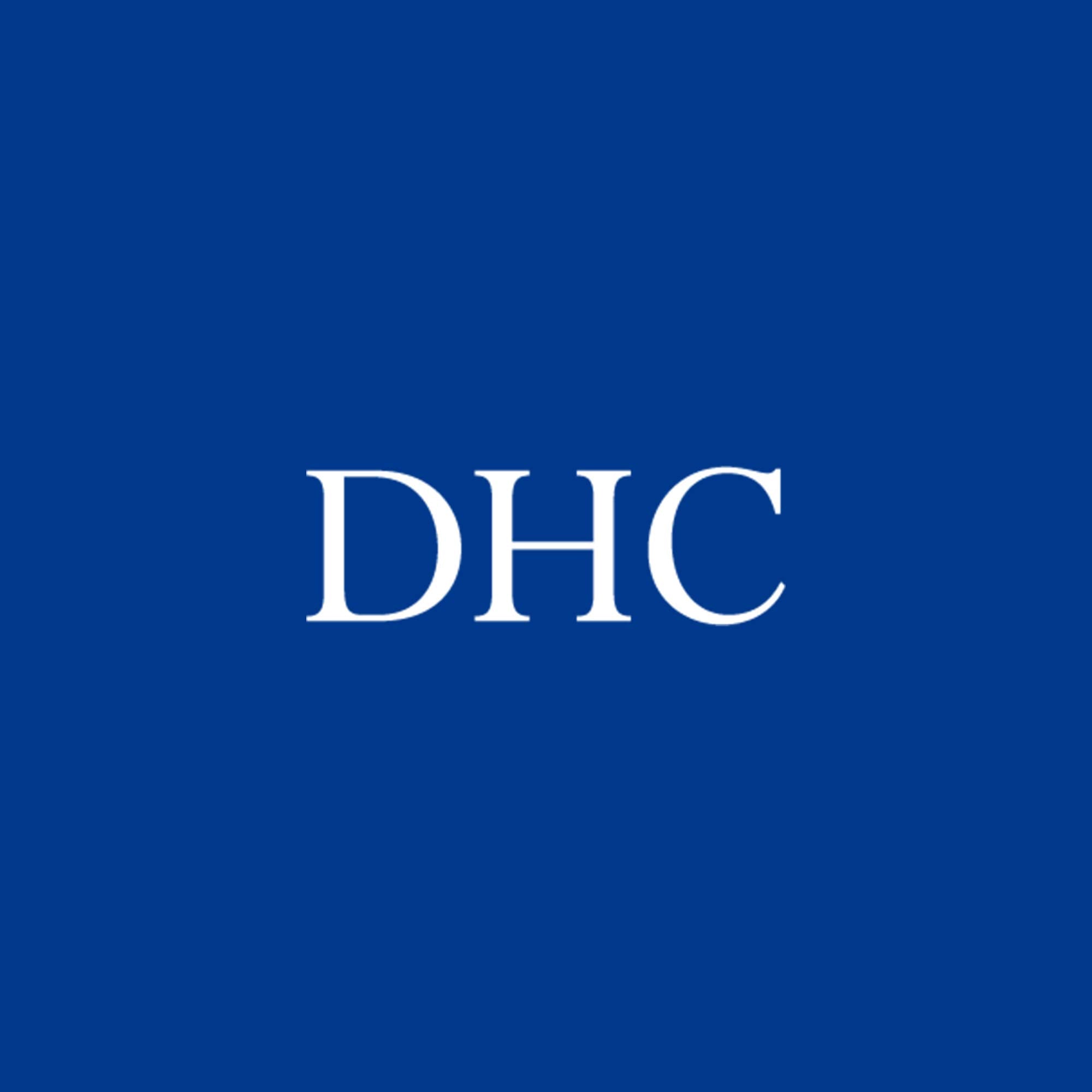 DHC Velvet Skin Coat escenario lifestyle frente a espejo para rutina diaria mejorada