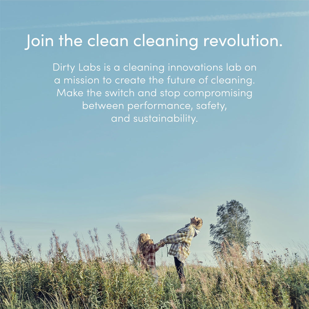 Frasco Dirty Labs junto a una regla para comparar tamaño y eficiencia del envase