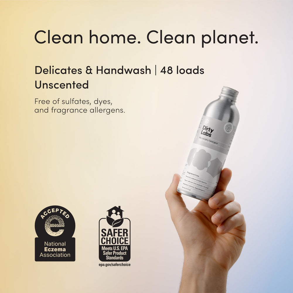 Manos lavando a mano con Dirty Labs en un lavabo, limpiado efectivo y cuidadoso