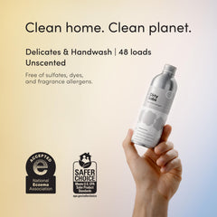Manos lavando a mano con Dirty Labs en un lavabo, limpiado efectivo y cuidadoso