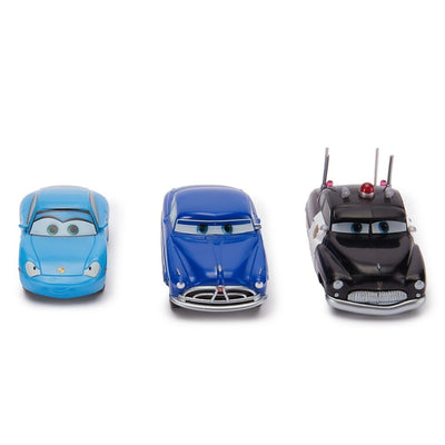 Disney Store figuras dispuestas en escena con fondos que recrean Radiator Springs